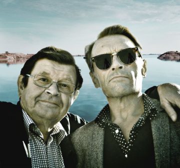 Yhteistuotanto: Helsingin Kaupunginteatteri – Hämeenlinnan Teatteri –
Kuopion kaupunginteatteri – Logomo – Riihimäen Teatteri
Kuvassa: Heikki Kinnunen ja Ilkka Heiskanen - 
Kuva © Sakari Kirjavainen