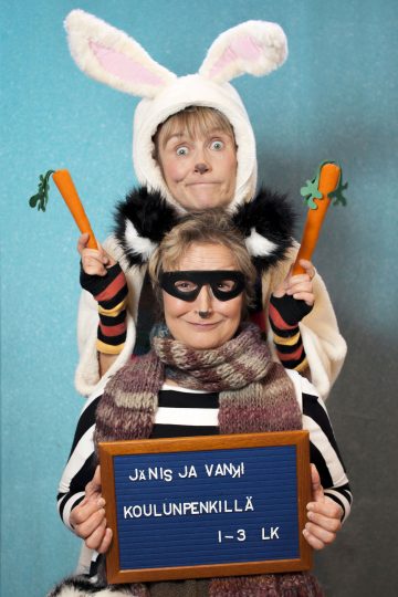 Helsingin Kaupunginteatteri – Jänis ja Vanki koulun penkillä – Kuvassa Marjut Toivanen ja Leena Rapola – Kuva © Ikko Alaska