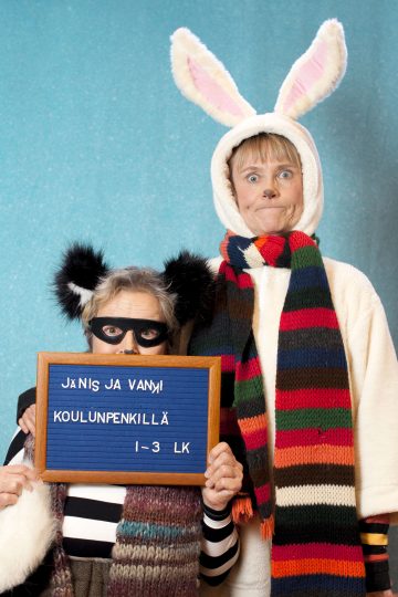 Helsingin Kaupunginteatteri – Jänis ja Vanki koulun penkillä – Kuvassa Marjut Toivanen ja Leena Rapola – Kuva © Ikko Alaska