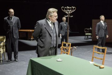 Helsingin Kaupunginteatteri – Mannerheim ja saksalainen suudelma – Kuvassa: Tommi Rantamäki, Eero Saarinen, Matti Olavi Ranin, Unto Nuora – Kuva © Tapio Vanhatalo