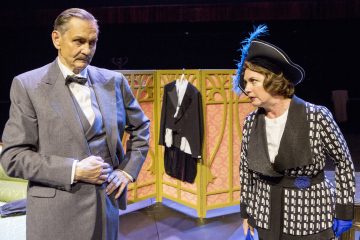 Helsingin Kaupunginteatteri – Mannerheim ja saksalainen suudelma – Kuvassa: Asko Sarkola, Helena Haaranen – Kuva © Tapio Vanhatalo