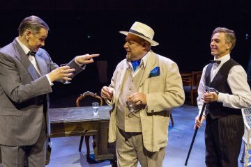 Helsingin Kaupunginteatteri – Mannerheim ja saksalainen suudelma – Kuvassa: Asko Sarkola, Pertti Sveholm, Unto Nuora – Kuva © Tapio Vanhatalo