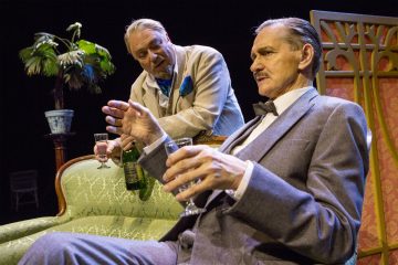 Helsingin Kaupunginteatteri – Mannerheim ja saksalainen suudelma – Kuvassa: Pertti Sveholm, Asko Sarkola – Kuva © Tapio Vanhatalo