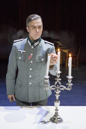 Helsingin Kaupunginteatteri – Mannerheim ja saksalainen suudelma – Kuvassa: Unto Nuora – Kuva © Tapio Vanhatalo