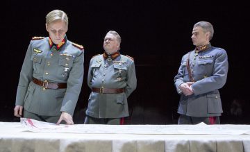 Helsingin Kaupunginteatteri – Mannerheim ja saksalainen suudelma – Kuvassa: Antti Timonen, Eero Saarinen, Kari Mattila – Kuva © Tapio Vanhatalo