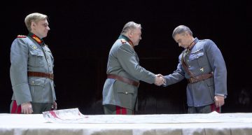 Helsingin Kaupunginteatteri – Mannerheim ja saksalainen suudelma – Kuvassa: Antti Timonen, Eero Saarinen, Kari Mattila – Kuva © Tapio Vanhatalo