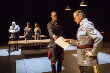 Helsingin Kaupunginteatteri – Mannerheim ja saksalainen suudelma – Kuvassa: Pertti Sveholm, Helena Haaranen, Kaisa Torkkel, Tommi Rantamäki,  Asko Sarkola – Kuva © Tapio Vanhatalo