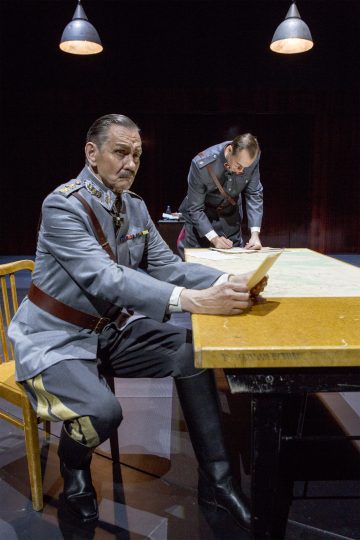 Helsingin Kaupunginteatteri – Mannerheim ja saksalainen suudelma – Kuvassa: Asko Sarkola, Tommi Rantamäki – Kuva © Tapio Vanhatalo