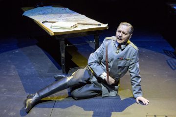 Helsingin Kaupunginteatteri – Mannerheim ja saksalainen suudelma – Kuvassa: Asko Sarkola – Kuva © Tapio Vanhatalo