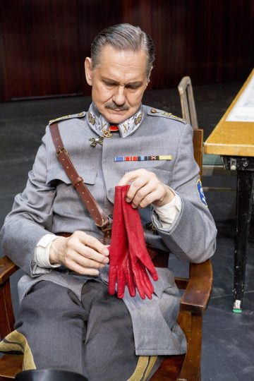 Helsingin Kaupunginteatteri – Mannerheim ja saksalainen suudelma – Kuvassa: Asko Sarkola – Kuva © Tapio Vanhatalo