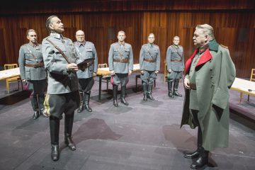 Helsingin Kaupunginteatteri – Mannerheim ja saksalainen suudelma – Kuvassa: Antti Timonen, Asko Sarkola, Pertti Sveholm, Kari Mattila, Unto Nuora, Matti Olavi Ranin, Eero Saarinen – Kuva © Tapio Vanhatalo