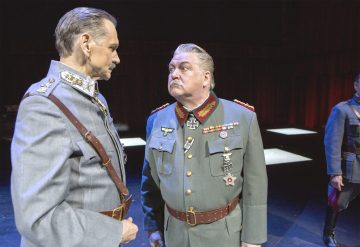 Helsingin Kaupunginteatteri – Mannerheim ja saksalainen suudelma – Kuvassa:  Asko Sarkola, Eero Saarinen – Kuva © Tapio Vanhatalo