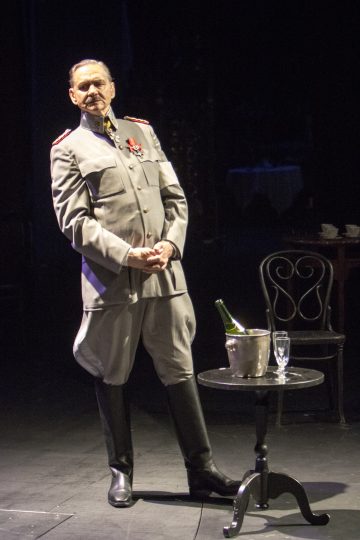 Helsingin Kaupunginteatteri – Mannerheim ja saksalainen suudelma – Kuvassa:  Asko Sarkola – Kuva © Tapio Vanhatalo