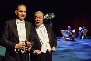 Helsingin Kaupunginteatteri – Mannerheim ja saksalainen suudelma – Kuvassa: Asko Sarkola, Pertti Sveholm – Kuva © Tapio Vanhatalo