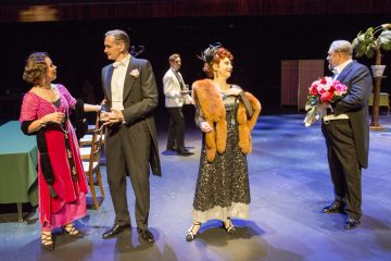 Helsingin Kaupunginteatteri – Mannerheim ja saksalainen suudelma – Kuvassa: Kirsi Karlenius, Asko Sarkola, Unto Nuora, Kaisa Torkkel, Pertti Sveholm – Kuva © Tapio Vanhatalo