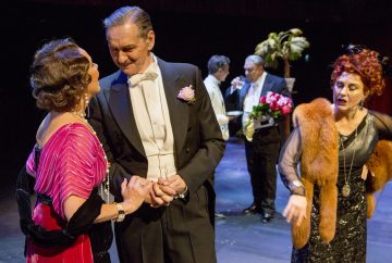 Helsingin Kaupunginteatteri – Mannerheim ja saksalainen suudelma – Kuvassa: Kirsi Karlenius, Asko Sarkola, Unto Nuora, Pertti Sveholm, Kaisa Torkkel – Kuva © Tapio Vanhatalo