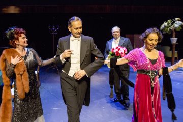 Helsingin Kaupunginteatteri – Mannerheim ja saksalainen suudelma – Kuvassa: Kaisa Torkkel,  Asko Sarkola, Pertti Sveholm, Kirsi Karlenius – Kuva © Tapio Vanhatalo