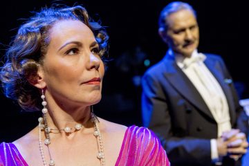 Helsingin Kaupunginteatteri – Mannerheim ja saksalainen suudelma – Kuvassa: Kirsi Karlenius, Asko Sarkola – Kuva © Tapio Vanhatalo