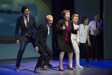 Lilla Teatern – Det ordnar sig, sapiens! – På bilden Joachim Wigelius, Christoffer Strandberg, Pia Runnakko, Sanna Majuri, Linda Zilliacus, Ole Øwre – foto © Henrik Schütt