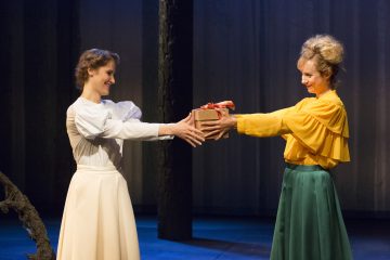 Helsingin Kaupunginteatteri – Kultainen vasikka – Kuvassa: Vappu Nalbantoglu ja Sanna-June Hyde
– Kuva © Mirka Kleemola