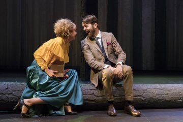 Helsingin Kaupunginteatteri – Kultainen vasikka – Kuvassa: Sanna-June Hyde ja Tuukka Leppänen – Kuva © Mirka Kleemola