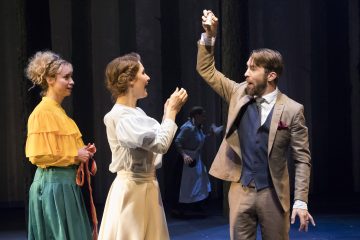 Helsingin Kaupunginteatteri – Kultainen vasikka – Kuvassa: Sanna June-Hyde, Vappu Nalbantoglu ja Tuukka Leppänen – Kuva © Mirka Kleemola