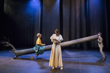 Helsingin Kaupunginteatteri – Kultainen vasikka – Kuvassa: Sanna June-Hyde, Vappu Nalbantoglu ja Tuukka Leppänen – Kuva © Mirka Kleemola