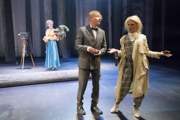 Helsingin Kaupunginteatteri – Kultainen vasikka – Kuvassa: Sanna-June Hyde, Jari Pehkonen ja Helmi-Leena Nummela – Kuva © Mirka Kleemola