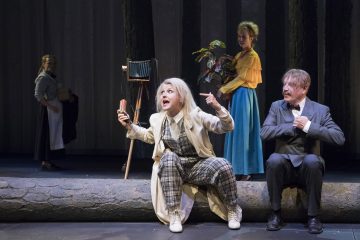 Helsingin Kaupunginteatteri – Kultainen vasikka – Kuvassa: Helmi-Leena Nummela, Sanna-June Hyde ja Jari Pehkonen – Kuva © Mirka Kleemola