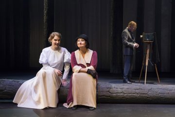 Helsingin Kaupunginteatteri – Kultainen vasikka – Kuvassa: Vappu Nalbantoglu, Heidi Herala ja Jari Pehkonen – Kuva © Mirka Kleemola