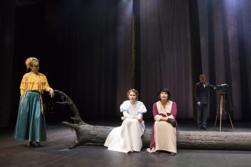 Helsingin Kaupunginteatteri – Kultainen vasikka – Kuvassa: Sanna-June Hyde, Vappu Nalbantoglu, Heidi Herala ja Jari Pehkonen – Kuva © Mirka Kleemola