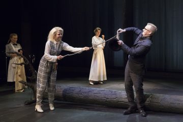 Helsingin Kaupunginteatteri – Kultainen vasikka – Kuvassa: Ursula Salo, Helmi-Leena Nummela -Vappu Nalbantoglu ja Petrus Kähkönen – Kuva © Mirka Kleemola