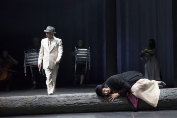 Helsingin Kaupunginteatteri – Kultainen vasikka – Kuvassa: Rauno Ahonen ja Heidi Herala – Kuva © Mirka Kleemola