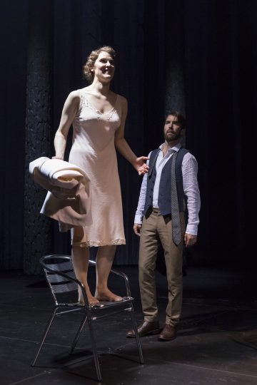 Helsingin Kaupunginteatteri – Kultainen vasikka – Kuvassa: Vappu Nalbantoglu ja Tuukka Leppänen – Kuva © Mirka Kleemola