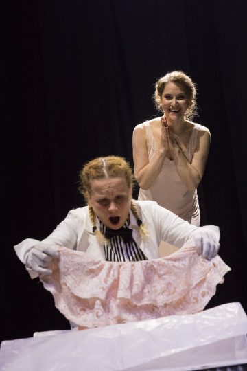 Helsingin Kaupunginteatteri – Kultainen vasikka – Kuvassa: Ursula Salo ja Vappu Nalbantoglu – Kuva © Mirka Kleemola