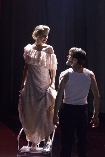 Helsingin Kaupunginteatteri – Kultainen vasikka – Kuvassa: Vappu Nalbantoglu ja Tuukka Leppänen – Kuva © Mirka Kleemola