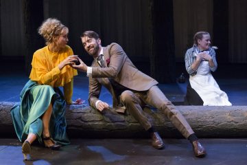 Helsingin Kaupunginteatteri – Kultainen vasikka – Kuvassa: Sanna-June Hyde, Tuukka Leppänen ja Ursula Salo – Kuva © Mirka Kleemola