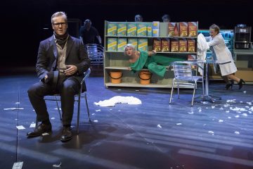 Helsingin Kaupunginteatteri – Kultainen vasikka – Kuvassa: Petrus Kähkönen, Helmi-Leena Nummela ja Ursula Salo – Kuva © Mirka Kleemola