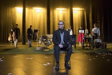 Helsingin Kaupunginteatteri – Kultainen vasikka – Kuvassa: Petrus Kähkönen, Tuukka Leppänen, Jari Pehkonen, Rauno Ahonen, Aino Seppo ja Heidi Herala – Kuva © Mirka Kleemola