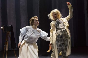 Helsingin Kaupunginteatteri – Kultainen vasikka – Kuvassa: Vappu Nalbantoglu ja Helmi-Leena Nummela – Kuva © Mirka Kleemola