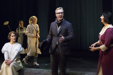 Helsingin Kaupunginteatteri – Kultainen vasikka – Kuvassa: Vappu Nalbantoglu, Ursula Salo, Helmi-Leena Nummela, Petrus Kähkönen, Heidi Herala – Kuva © Mirka Kleemola