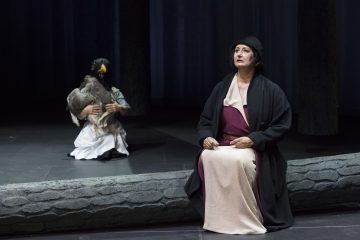 Helsingin Kaupunginteatteri – Kultainen vasikka – Kuvassa: Heidi Herala, taustalla Ursula Salo – Kuva © Mirka Kleemola