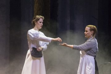 Helsingin Kaupunginteatteri – Kultainen vasikka – Kuvassa: Vappu Nalbantoglu ja Ursula Salo – Kuva © Mirka Kleemola