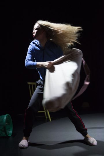 Helsingfors Stadsteatern -
Mammas flicka -
På scenen: Linda Zilliacus -
Foto © Henrik Schütt