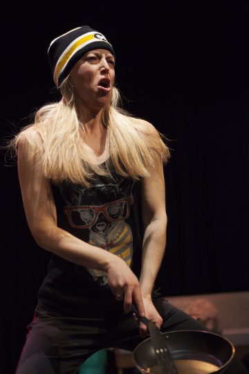 Helsingfors Stadsteatern -
Mammas flicka -
På scenen: Linda Zilliacus -
Foto © Henrik Schütt