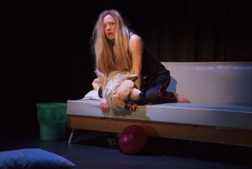 Helsingfors Stadsteatern -
Mammas flicka -
På scenen: Linda Zilliacus -
Foto © Henrik Schütt