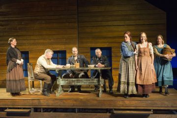 Helsingin Kaupunginteatteri – Myrskyluodon Maija – Kuvassa: Leenamari Unho, Eero Saarinen, Aaro Wichmann, Kari Mattila, Tiina Peltonen, Anna-Maija Jalkanen, Laura Alajääski – Kuva © Tapio Vanhatalo