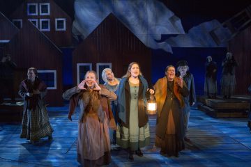 Helsingin Kaupunginteatteri – Myrskyluodon Maija – Kuvassa Tiina Peltonen, Anna-Maija Jalkanen, Heidi Naakka, Laura Alajääski, Leenamari Unho ja Matti Rasila – Kuva © Tapio Vanhatalo