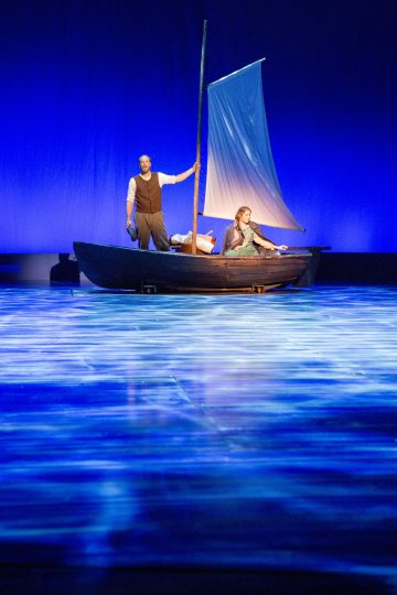 Helsingin Kaupunginteatteri – Myrskyluodon Maija – Kuvassa Aaro Wichmann ja Laura Alajääski – Kuva © Tapio Vanhatalo