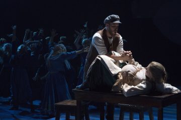 Helsingin Kaupunginteatteri – Myrskyluodon Maija – Kuvassa Aaro Wichmann ja Laura Alajääski – Kuva © Tapio Vanhatalo